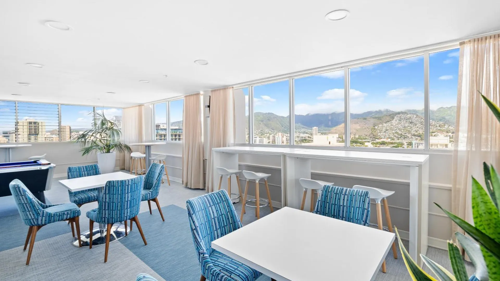 Newly Renovated Studio With Rooftop Pool & Near Waikiki Beach! Honolulu