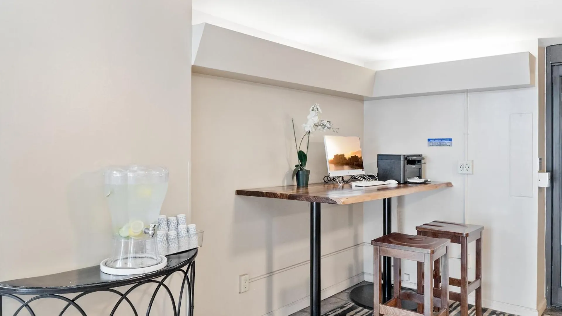 Newly Renovated Studio With Rooftop Pool & Near Waikiki Beach! Honolulu