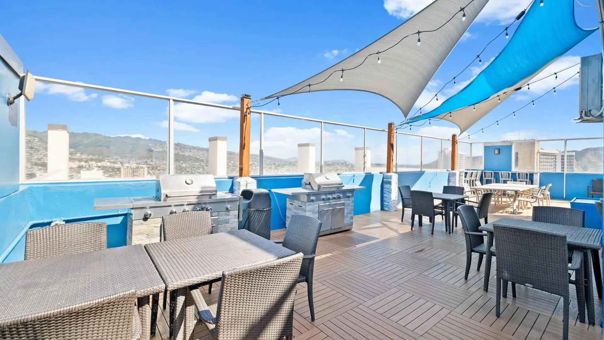 Newly Renovated Studio With Rooftop Pool & Near Waikiki Beach! Honolulu